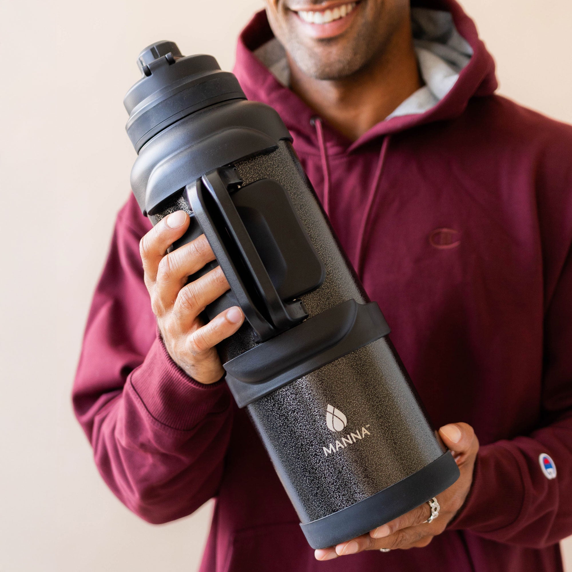4l-titan-bottle-135-oz-l6 5Manna_Website_Lifestyles-29.jpg